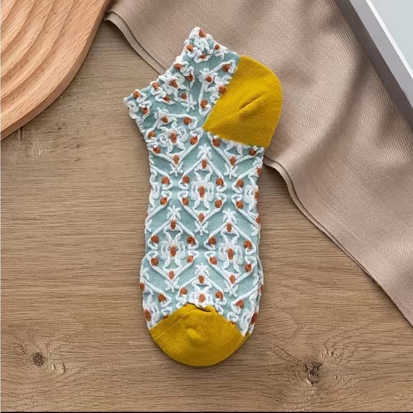 Women’s Floral Embroidered Socks 5 Pairs - Picture 4 of 6